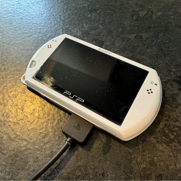 Sony PSP GO 16GB System, Pearl White — CIB - Picture 6 of 10